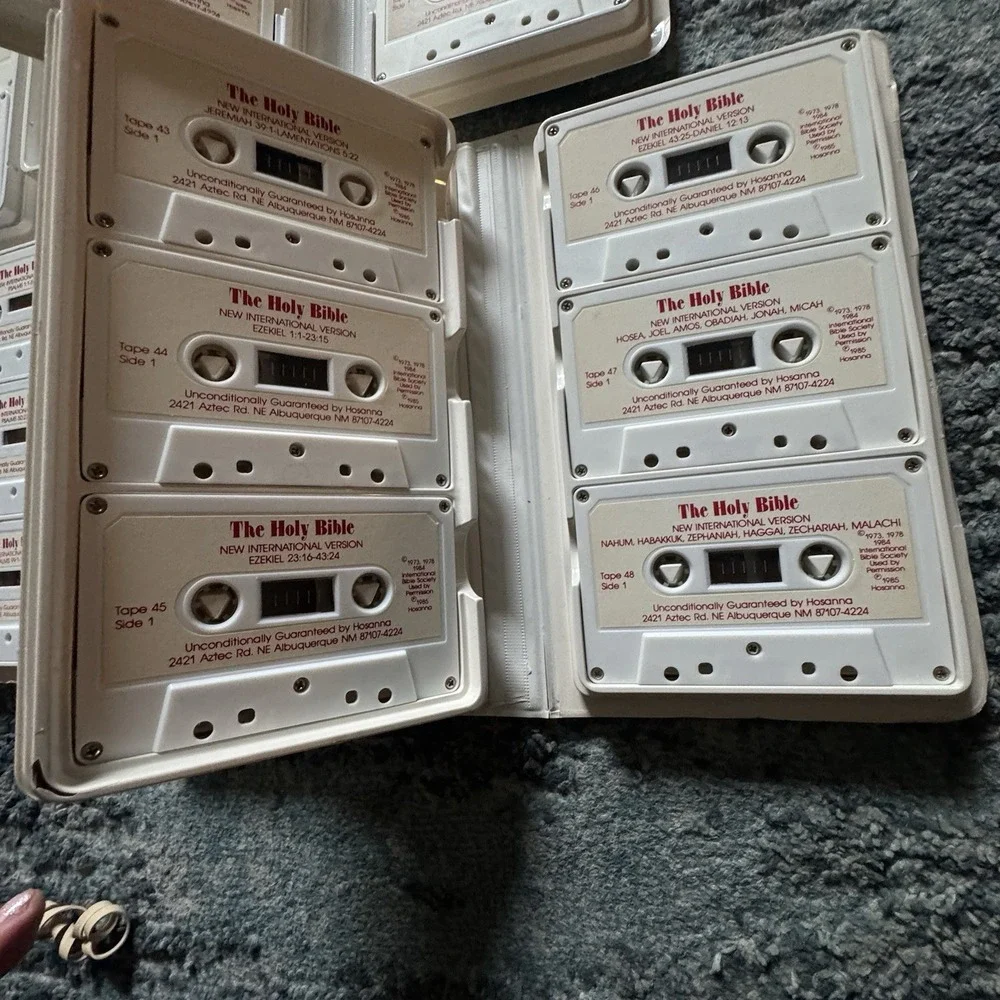 The Holy  Bible New International Version Old testament Tape 1-48 - Picture 8 of 8